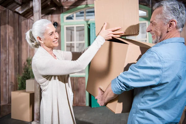 Senior paar met kartonnen dozen — Stockfoto