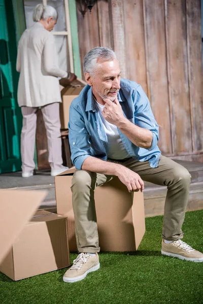 Senior couple with cardboard boxes — Stock Photo, Image