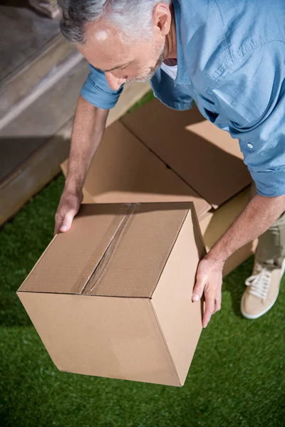 Man met kartonnen dozen — Stockfoto