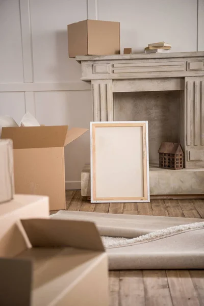 Cardboard boxes in empty room — Stock Photo, Image