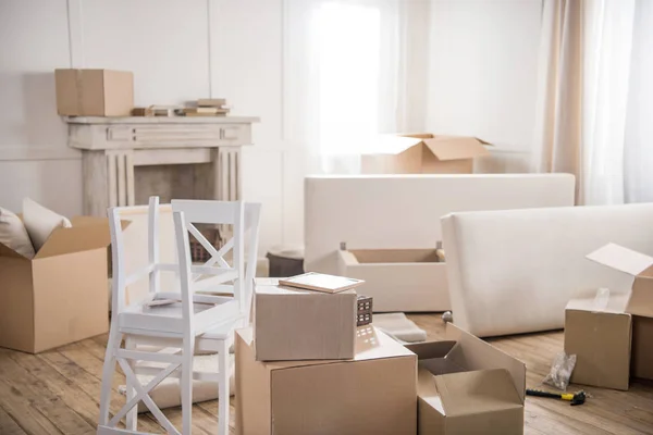 Cardboard boxes in empty room — Stock Photo, Image