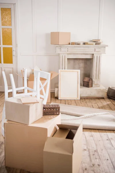 Cardboard boxes in empty room — Stock Photo, Image