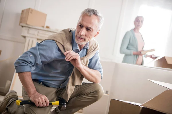 Senior homme avec marteau à la main — Photo gratuite