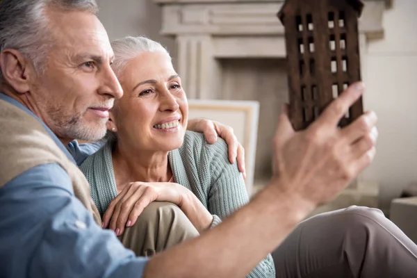 Couple looking at house model — Stock Photo, Image