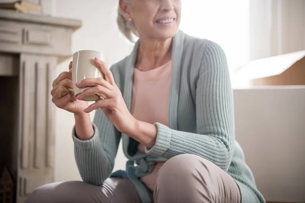 Frau trinkt Kaffee — Stockfoto