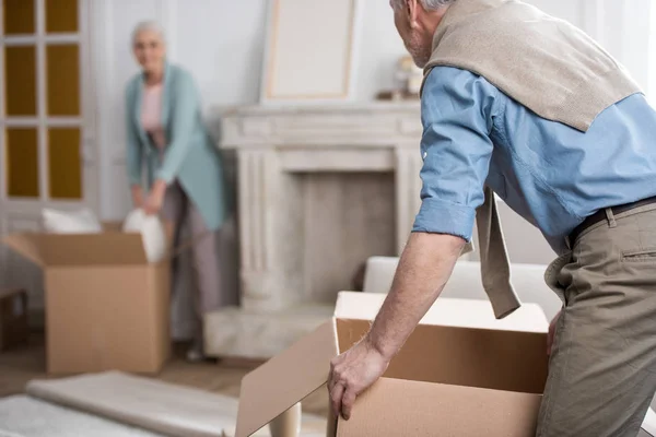 Man holding cardboard box — Stock Photo, Image