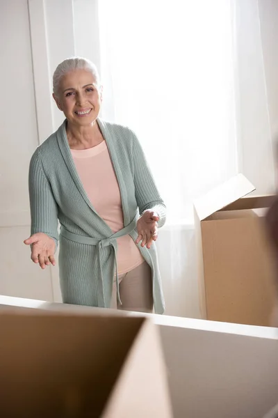 Vrouw uitpakken vakken — Stockfoto