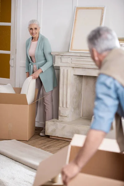 Couple unpacking boxes — Stock Photo, Image