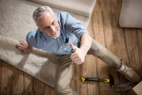 Mann sitzt auf dem Boden — kostenloses Stockfoto