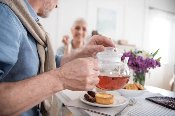 Pareja mayor bebiendo té durante el desayuno — Foto de Stock