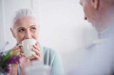 Çay içen yaşlı çift.