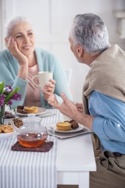 üst düzey çift konuşmak ve having kahvaltı