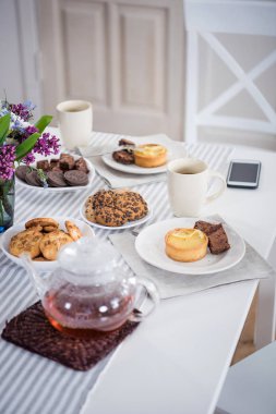 çay ve masa üzerinde çeşitli hamur işleri