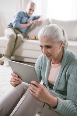 Dijital tablet kullanan yaşlı kadın