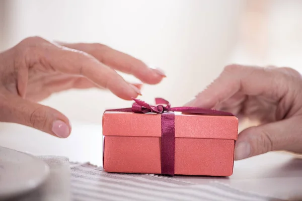 Man presenting gift to wife — Stock Photo, Image