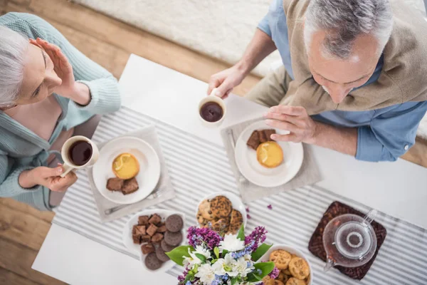Oudere echtparen ontbijten thuis — Stockfoto