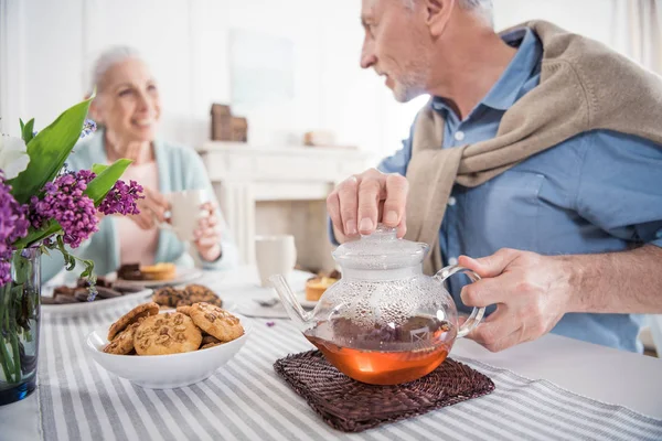 Senior couple drinking tea at home — Stock Photo, Image