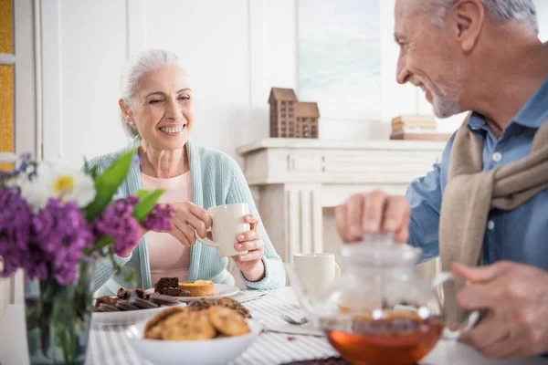 Grey haired couple having breakfast — Stock Photo, Image