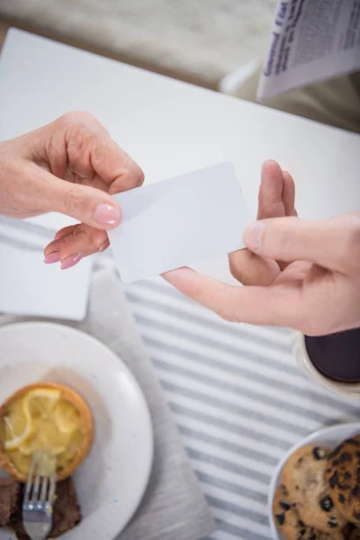 Man passing blank card to woman — Stock Photo, Image