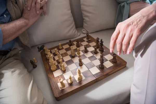 Senior couple playing chess — Stock Photo, Image