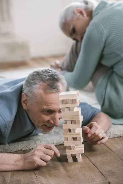 Pareja mayor jugando bloques de madera — Foto de Stock