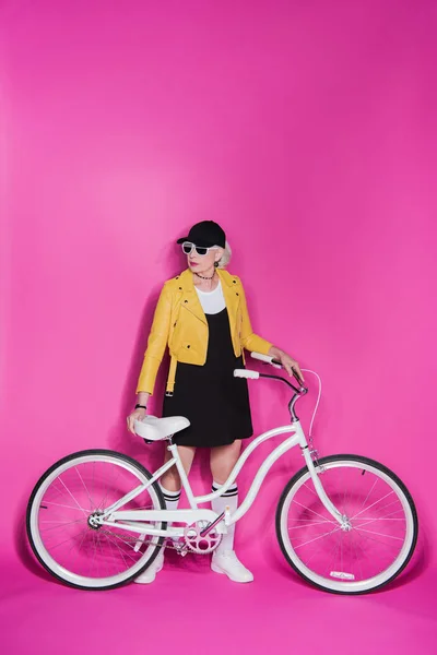 Старша жінка з велосипедом — стокове фото