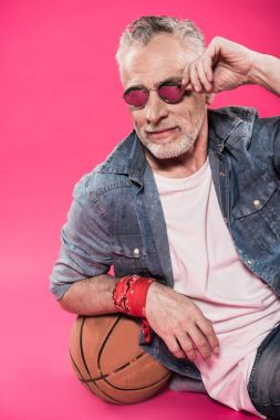 basketbol topu eğilerek adam