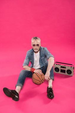 Adam kasetçalar ve basketbol topu