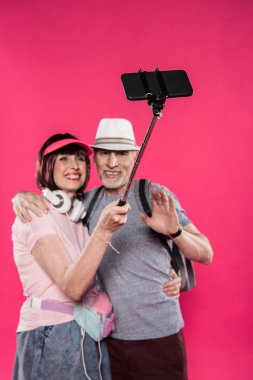 Yaşlı çift selfie çekiyor.