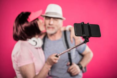 Yaşlı çift selfie çekiyor.