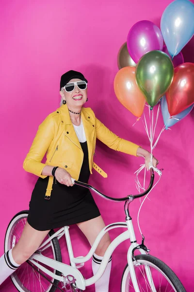 자전거와 고위 여자 — 스톡 사진