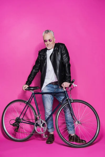 Стильный пожилой человек с велосипедом — Бесплатное стоковое фото