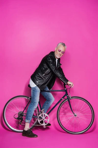 Stilvoller Senior mit Fahrrad — Stockfoto