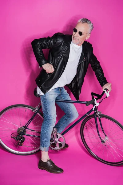 Stylish senior man with bicycle — Free Stock Photo