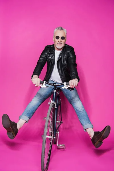 Elegante uomo anziano con bicicletta — Foto Stock