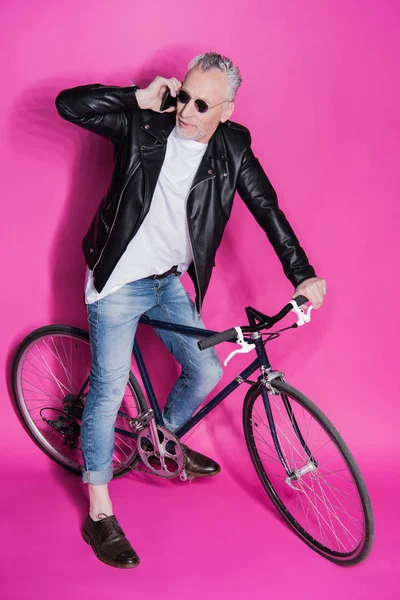 Elegante uomo anziano con bicicletta — Foto Stock