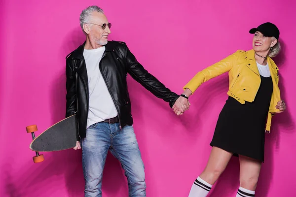 Senior couple with skateboard — Stock Photo, Image