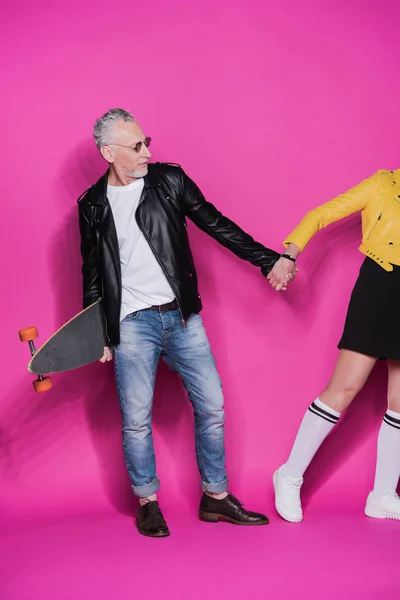 Senior couple with skateboard — Stock Photo, Image