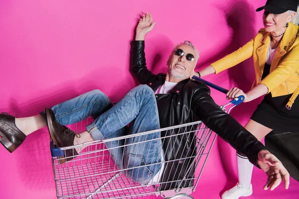 Senior couple with shopping trolley — Stock Photo, Image