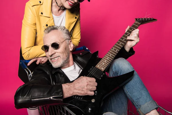 Casal sênior com guitarra elétrica — Fotografia de Stock