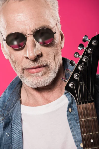 Starszy człowiek z gitara elektryczna — Zdjęcie stockowe