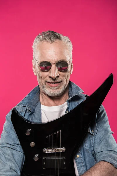 Starší muž s elektrickou kytaru — Stock fotografie