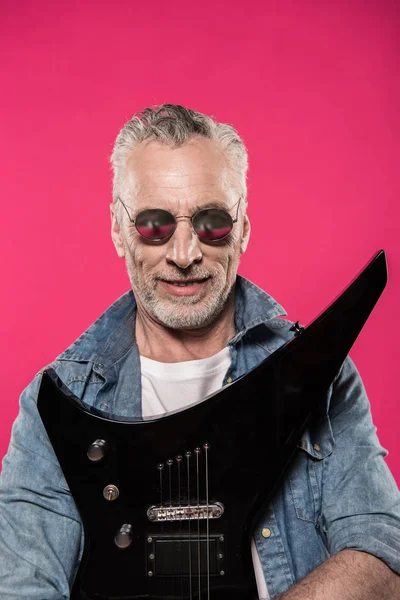 Uomo anziano con chitarra elettrica — Foto Stock