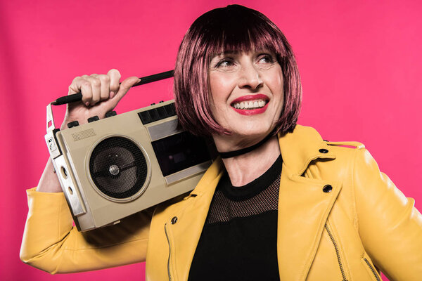 Старшая женщина с магнитофоном
 