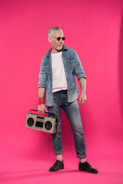 Mann mit Tonbandgerät — kostenloses Stockfoto