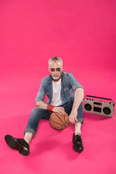 Homme avec magnétophone et ballon de basket — Photo