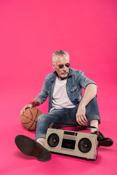 Homme avec magnétophone et ballon de basket — Photo