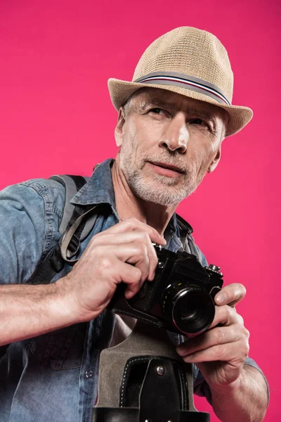 Mann mit Retro-Fotokamera — kostenloses Stockfoto