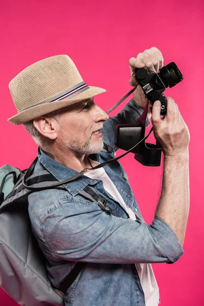 Hombre con cámara fotográfica retro — Foto de stock gratis