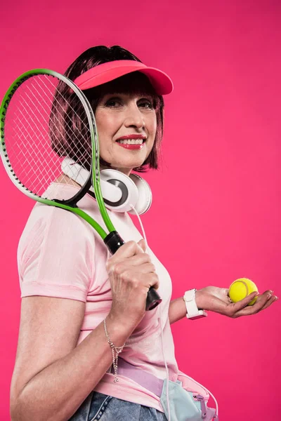 Женщина с теннисной ракеткой и мячом — стоковое фото